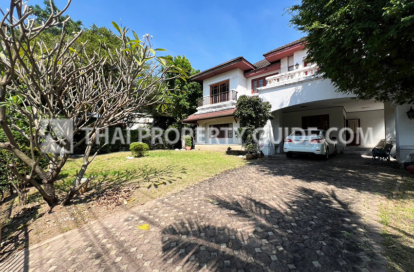 House with Shared Pool for sale in Srinakarin